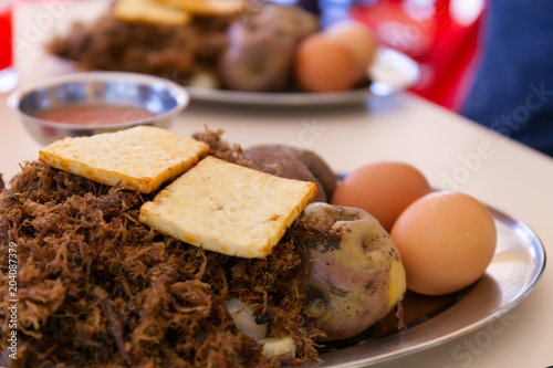 Charque or jerky is a salted meat that is dehydrated with exposure to the sun. It is an ancestral technique that makes it possible to preserve meat for long periods of time.