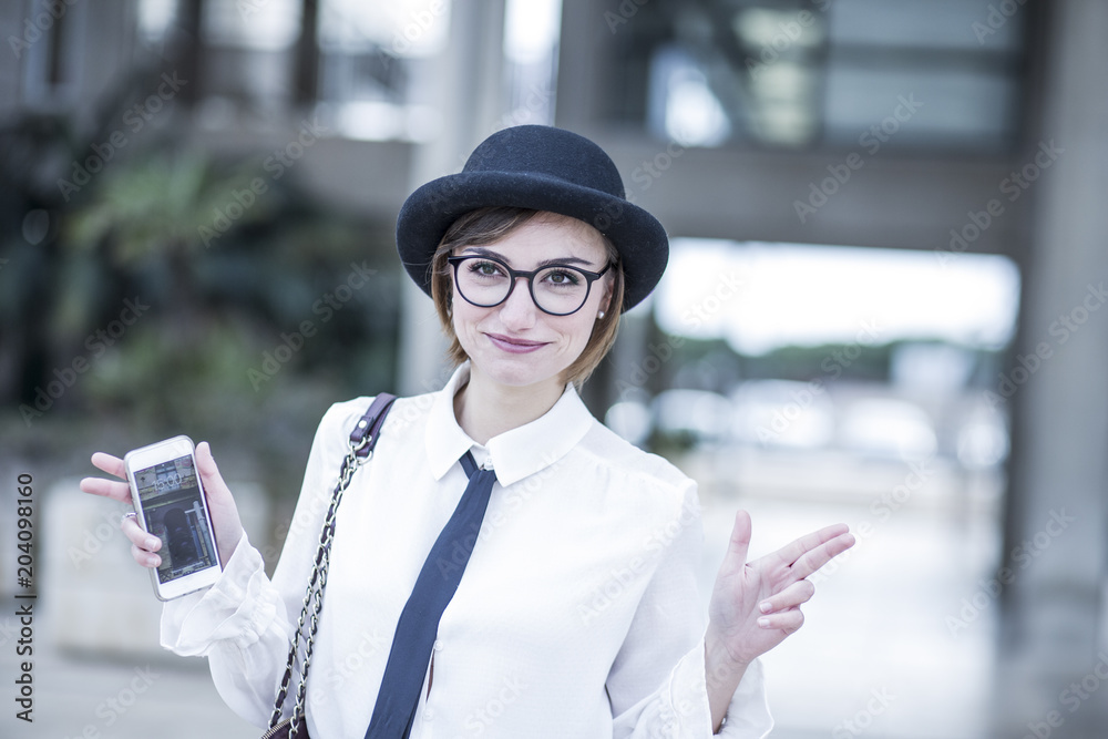 Manager con camicia bianca, cappello nero, cravatta e borsa sorride con il  segno della pistola in una mano e - sfondo ambiente business Stock Photo |  Adobe Stock
