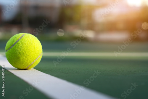Photo Close up tennis ball on court background with copy space