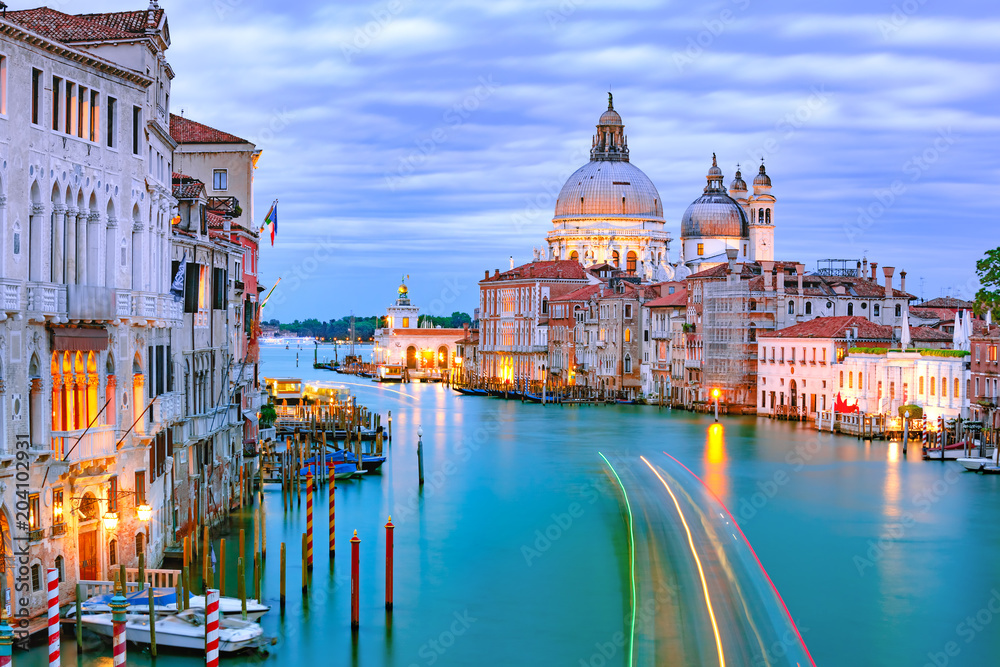 Obraz premium Grand canal and The Basilica of St Mary of Health or Basilica di Santa Maria della Salute at night in Venice, Italy