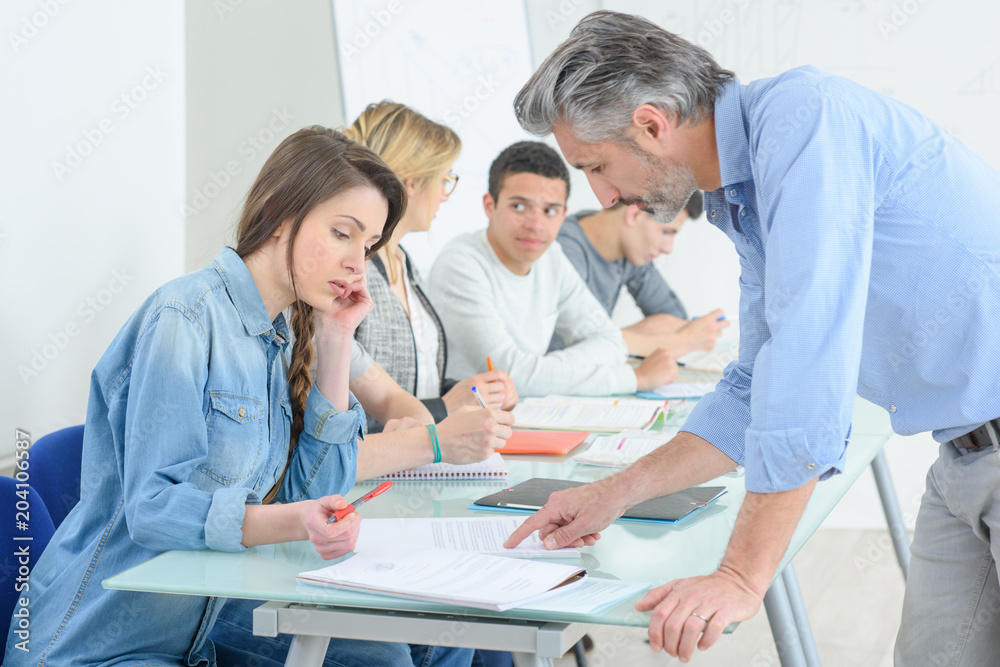 Obraz premium young people typing in a classroom