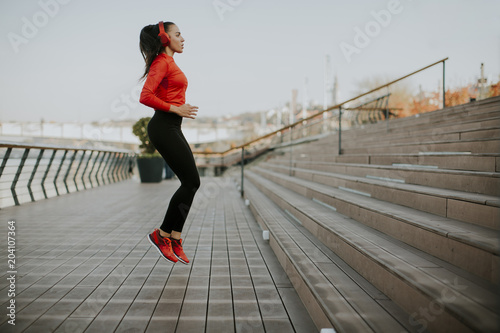 Kobieta fitness skakanie na zewnątrz