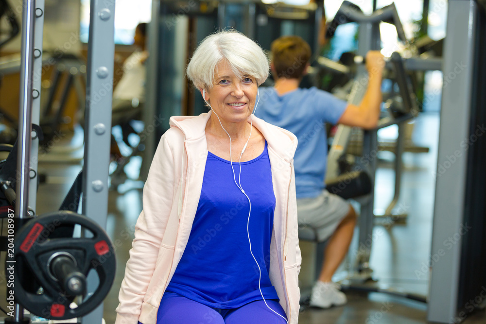 Obraz premium senior woman posing smiling in fitness center
