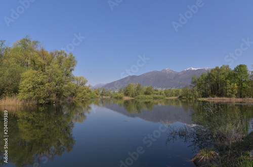 Grande lago con montagne e riflesso sull'acqua © fotonaturali