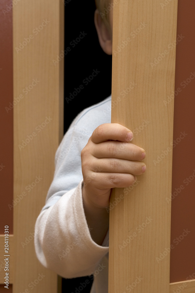 Kind versteckt sich im Schrank Kind versteckt sich im Schrank