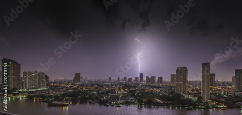 Aufnahme eines Gewitters mit Blitzeinschlag fotografiert nachts in Bangkok aus Vogelperspektive im Septmber 2016