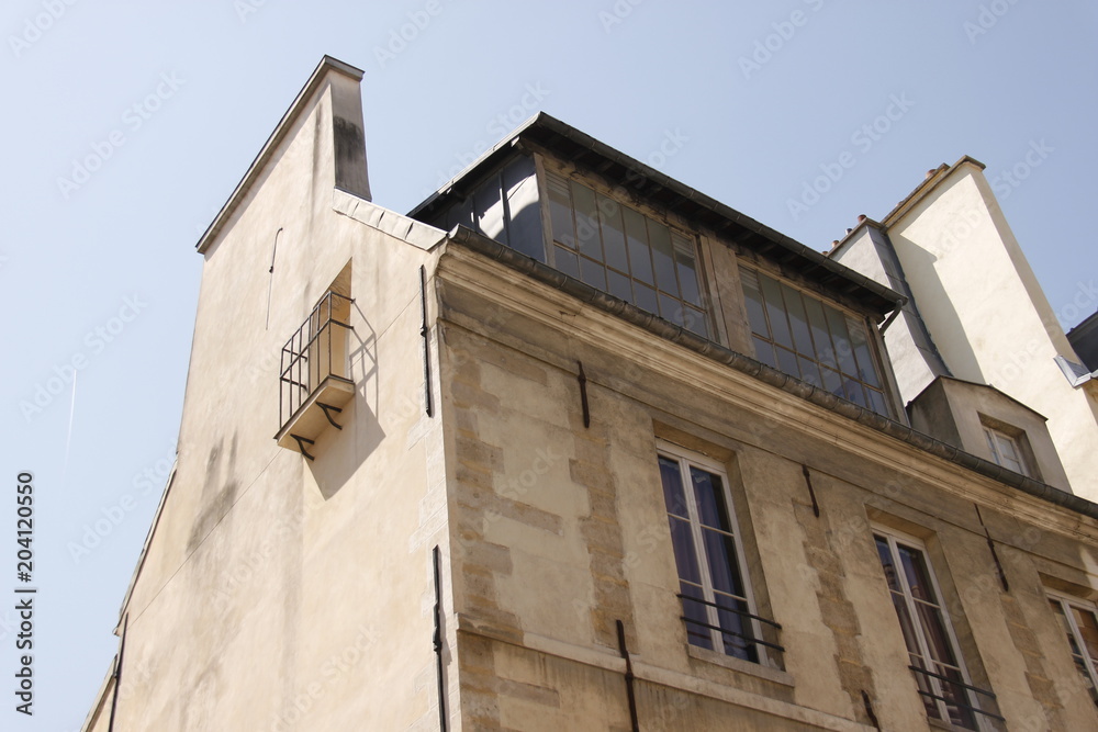 Véranda d'un immeuble ancien à Paris