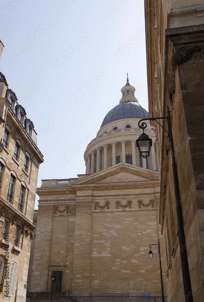 Le Panthéon vue d'une rue adjacente à Paris 