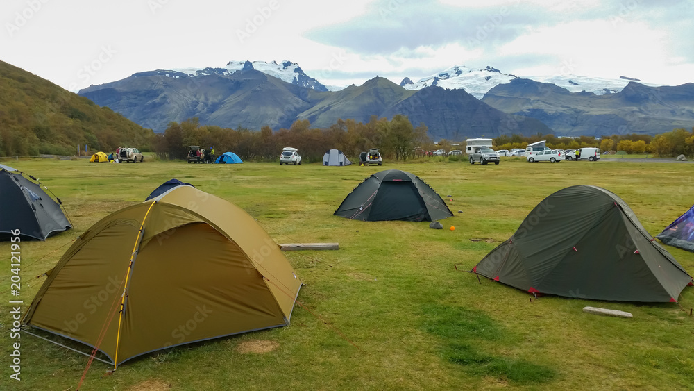 Camping, Zelt und Abenteuer auf Island. Campingplatz mit Panorama