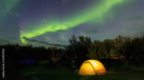 Camping, Zelt und Abenteuer unter dem Polarlicht