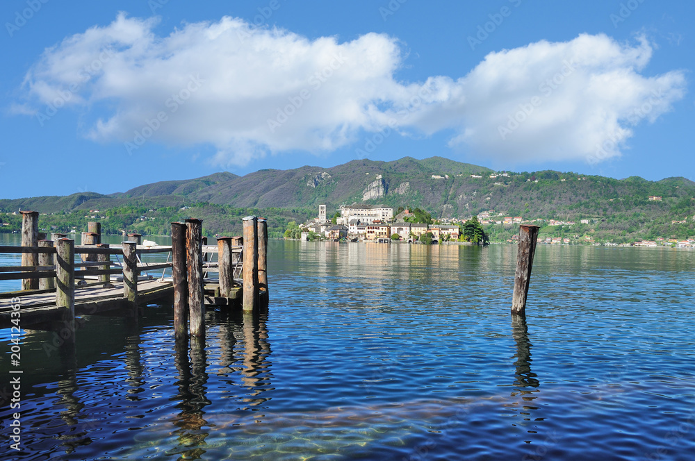 Blick von Orta San Giulio auf die Insel Isola San Giulio im Ortasee,Piemont,Italien
