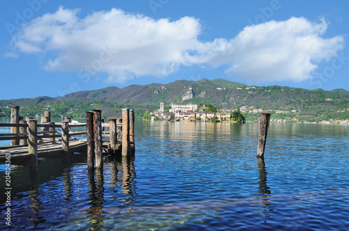 Blick von Orta San Giulio auf die Insel Isola San Giulio im Ortasee,Piemont,Italien © travelpeter