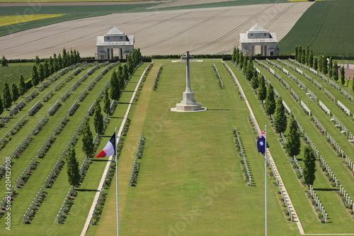 cimetière australien de Villers bretonneux dans la somme,  avec son mémorial à la mémoire des hommes tombés lors de la 1ere guerre mondiale photo