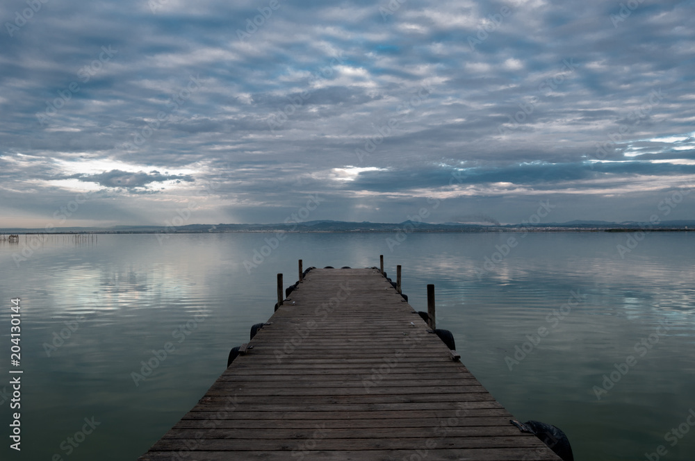 Obraz premium Embarcadero en el lago