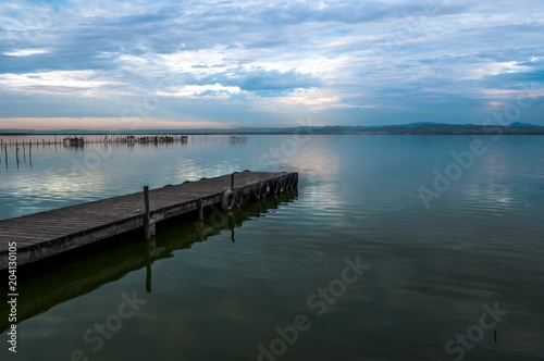 Fototapeta Naklejka Na Ścianę i Meble -  Embarcadero en el lago