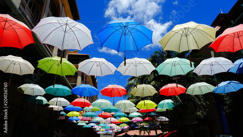 Tableau sur toile Farbige Sonnen- /Regenschirme - Mauritius / Port Louis