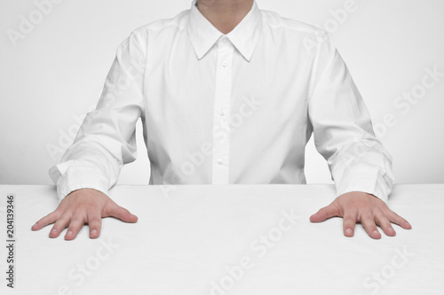 Minimalistyczny portret w bieli przy stole