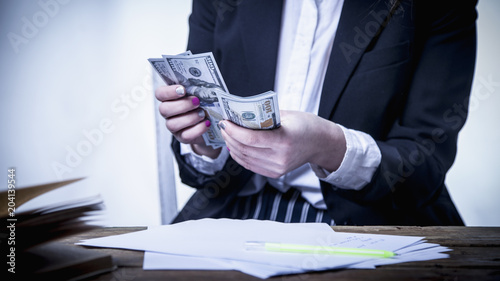 Foto Beautiful success business woman holding 100 dollar currency banknotes
