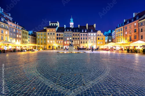 Fototapeta Kolorowe średniowieczne budynki przy kultowym starym mieście Warszawa, Polska.