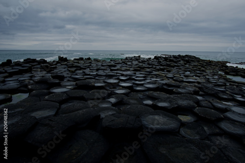 ciottolato basaltico in riva al mare © Mariano Pardini