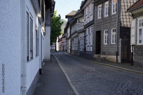 Tiny street with old nordic style houses in the town of Goslar, Germany in the Harz region. © Eduards