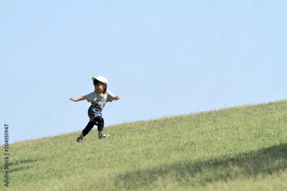 丘を駆け上がる幼児(3歳児) 丘を駆け上がる幼児(3歳児)