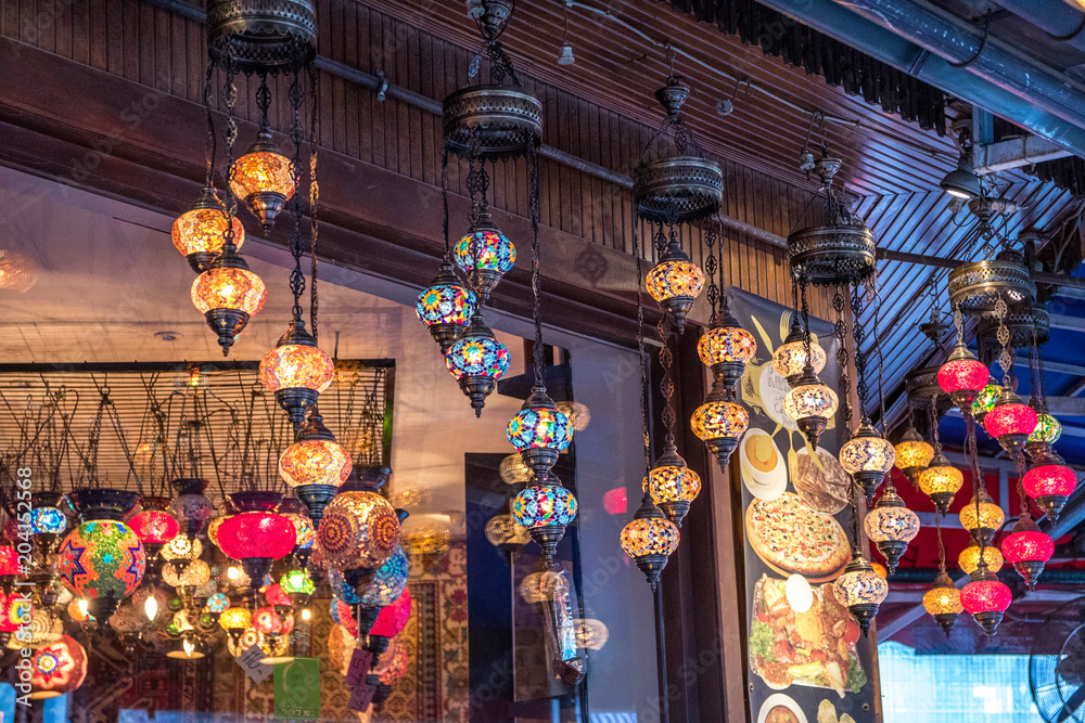 Bunte orientalische Lampen bei Geschäft. Istanbul, Türkei Stock Photo |  Adobe Stock