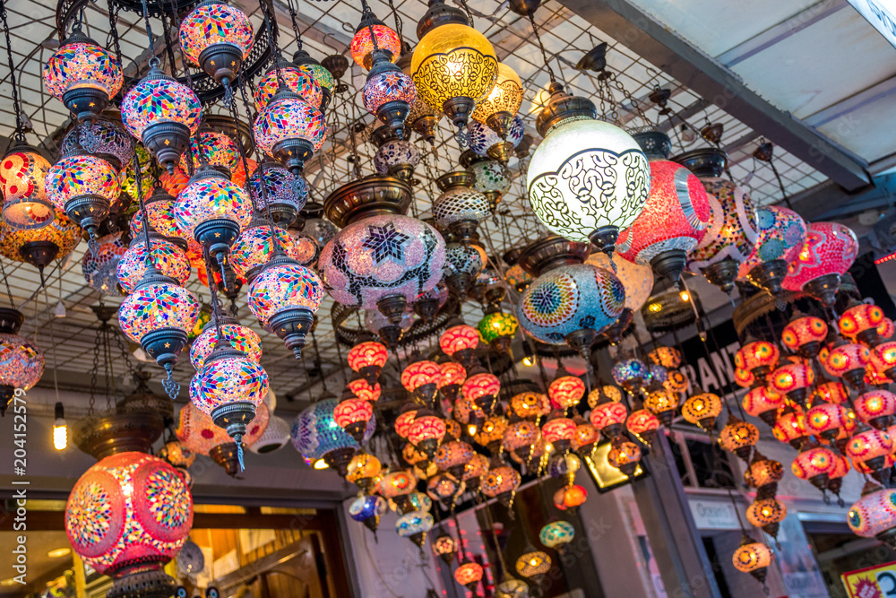 Bunte orientalische Lampen an Decke von Geschäft. Istanbul, Türkei Bunte orientalische Lampen an Decke von Geschäft. Istanbul, Türkei