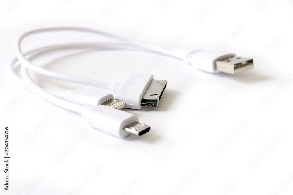 Cable conector usb blanco, cables cargadores de teléfono móvil , en fondo  blanco Stock Photo