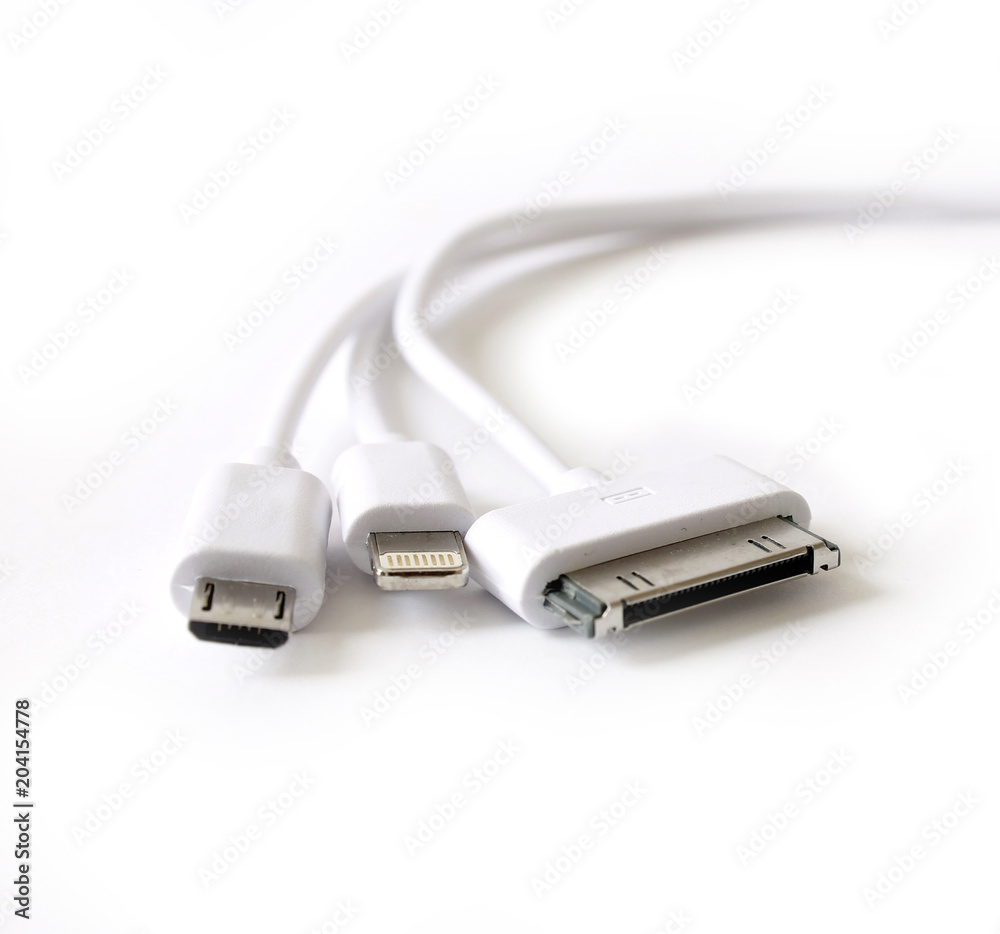 Cable conector usb blanco, cables cargadores de teléfono móvil , en fondo blanco Cable conector usb blanco, cables cargadores de teléfono móvil , en fondo blanco
