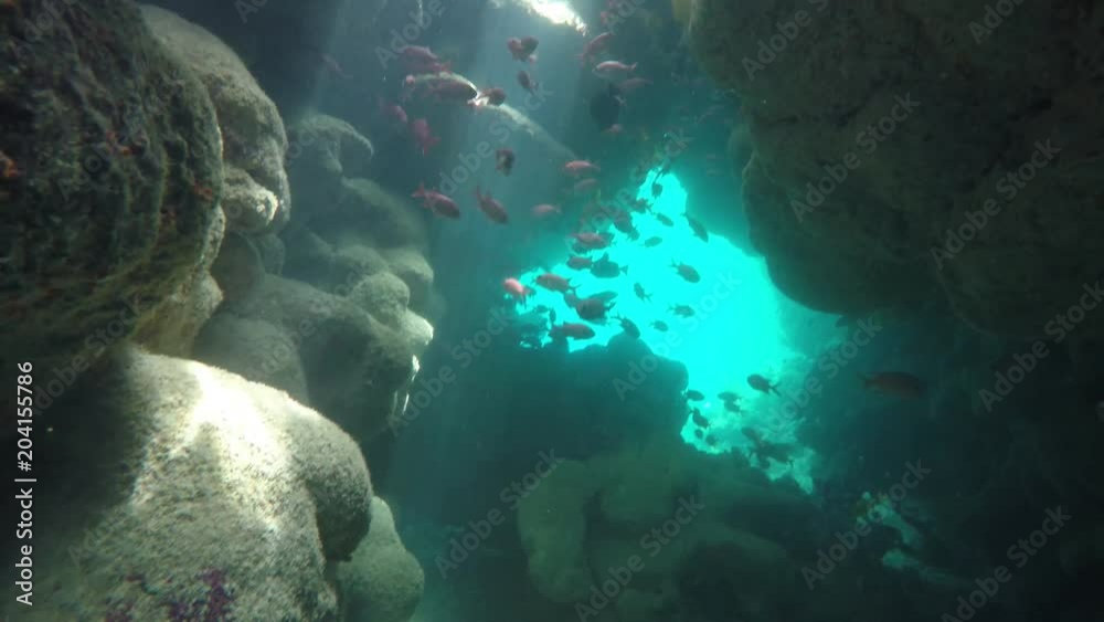 Lichtreflexe in einer Unterwasserhöhle