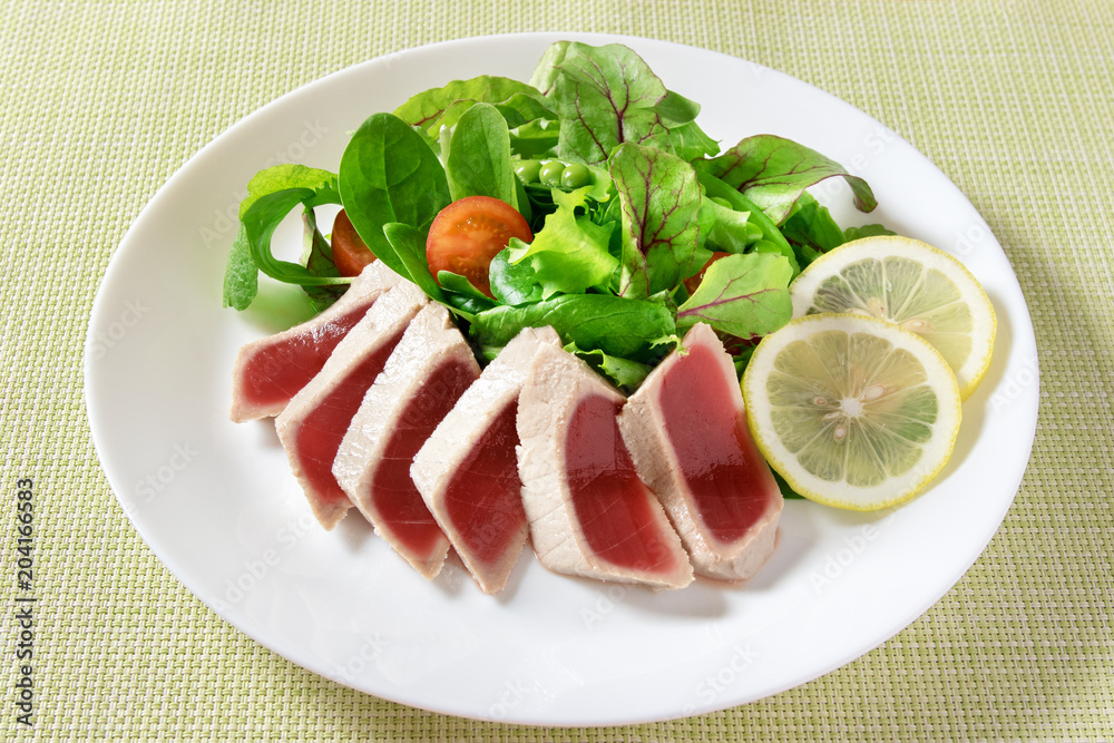 まぐろのたたきと野菜サラダ