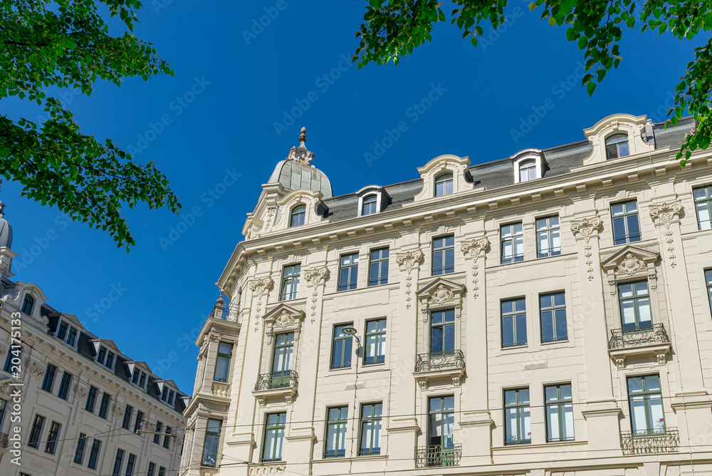 hochwertige Altbauhäuser, helle Fassaden