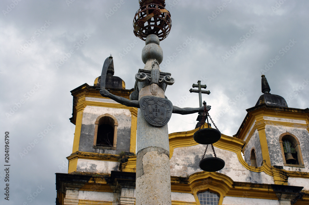 Balance devant une église de la ville de Mariana Balance devant une église de la ville de Mariana