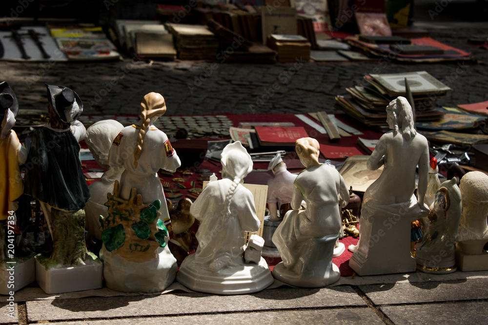 Fototapeta ceramic girl firgues on a street market