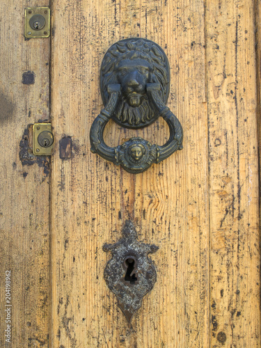 Vieja puerta de madera con cerradura / Old wooden door with lock