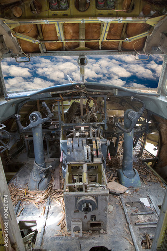 Blick durchs Cockpit auf die Wolken (Flugzeugabsturz / Flugzeugkatastrophe)