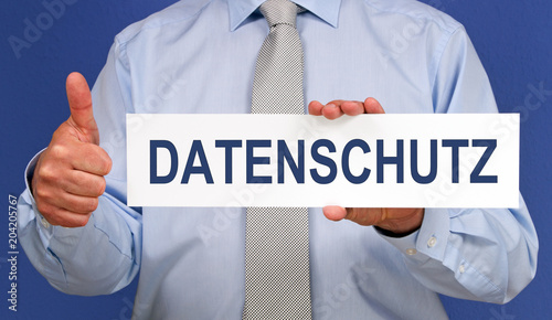 Datenschutz, DSGVO, Datenschutzgesetz - Mann mit Schild und Daumen hoch photo