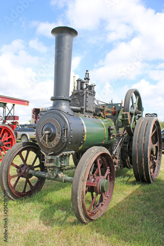 Steam traction engine