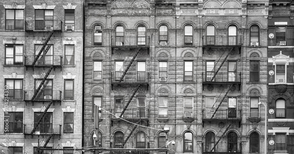 Naklejka premium Czarno-biały obraz starych budynków z ucieczkami ognia, jeden z symboli Nowego Jorku, USA.