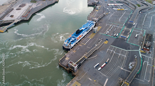 Obraz na plátně Photographie aérienne d'un ferry dans le port de Calais, France