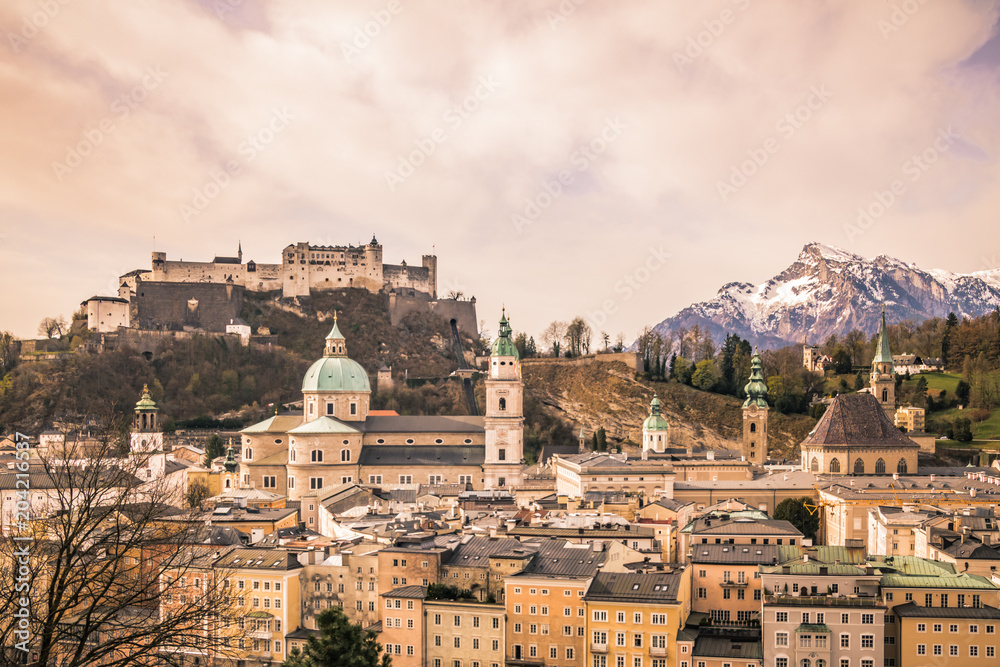 Aussicht auf die Stadt Salzburg von Kapuzinerberg in Frühjahr - Salzburg, Österreich