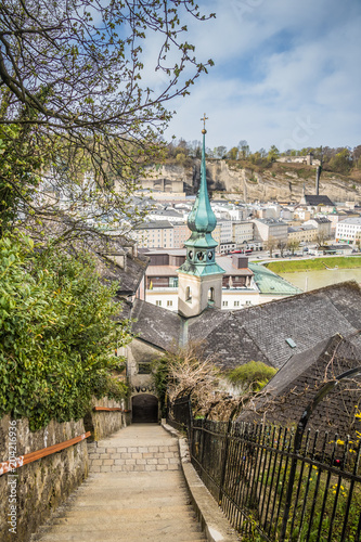 Aussicht auf die Stadt Salzburg von Kapuzinerberg in Frühjahr - Salzburg, Österreich photo