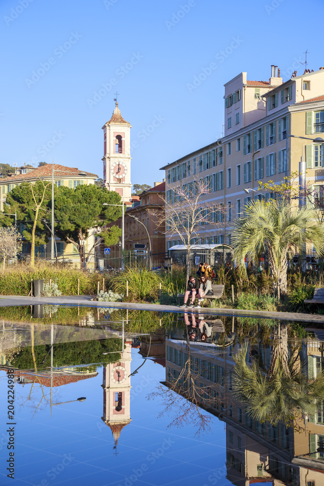 Fototapeta premium Nice, quartier du Vieux Nice, coulée verte ou promenade du Paillon, le miroir d'eau