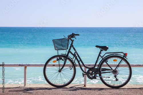 Nice, la Baie des Anges et vélo sur le Quai des Etats-Unis