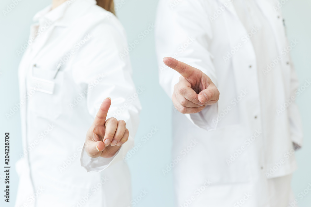 Zwei Ärzte zeigen auf etwas, Touchscreen und interaktiver Raum, Medizin und Gesundheit Zwei Ärzte zeigen auf etwas, Touchscreen und interaktiver Raum, Medizin und Gesundheit
