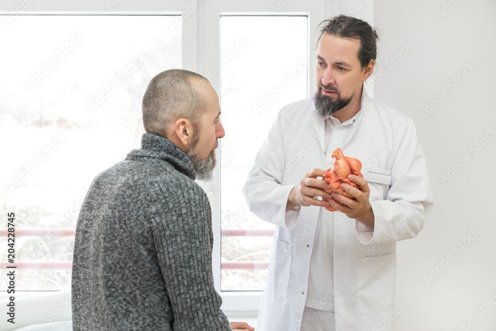 Kardiologe spricht mit Patient über das Herz und die Herzkrankheiten Kardiologe spricht mit Patient über das Herz und die Herzkrankheiten