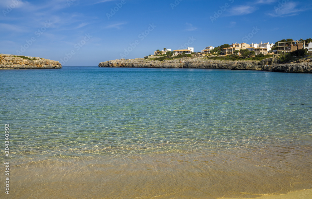 Strandurlaub Porto Colom sonnig mit blauen Himmel