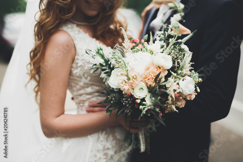 Piękno ślubny bukiet z różnymi kwiatami w rękach