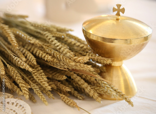 Canvastavla ears of wheat with golden chalice on an altar